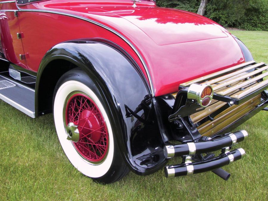 Детали экстерьера Auburn 8-125 Cabriolet 1930 года  (фото 2 из 11)